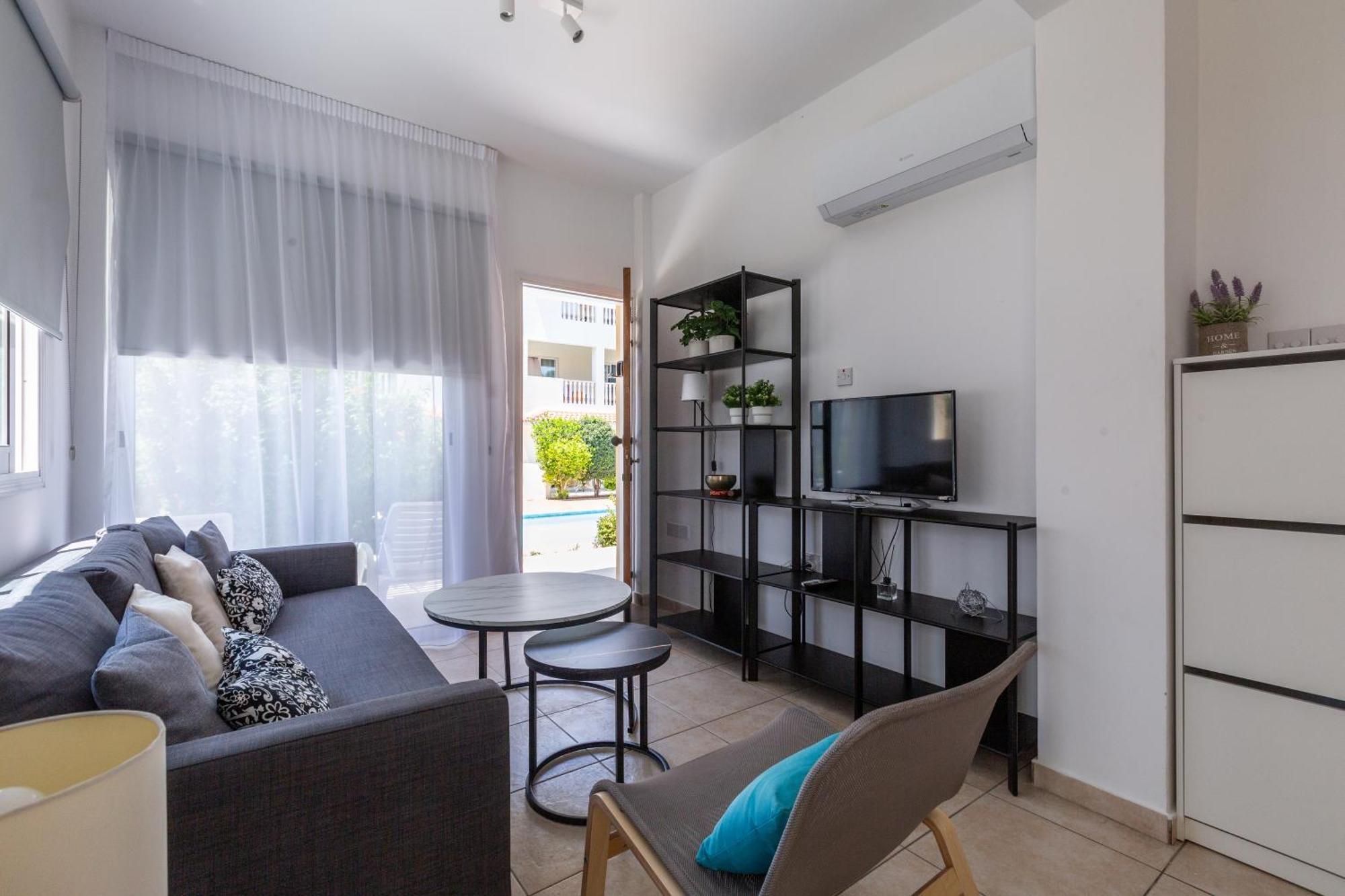 Beautiful One Bed Apartment In Paphos Eksteriør bilde